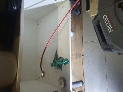 광진구 하수구막힘 배관 점검 장비와 작업 공간을 확인하는 장면