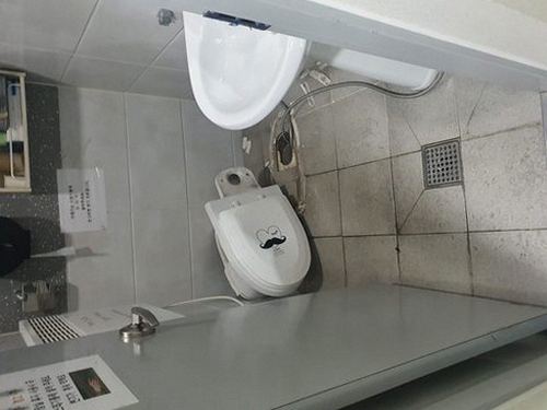 광진구 하수구막힘 처리 후 배수 흐름과 주변 배수구 반응을 확인하는 모습