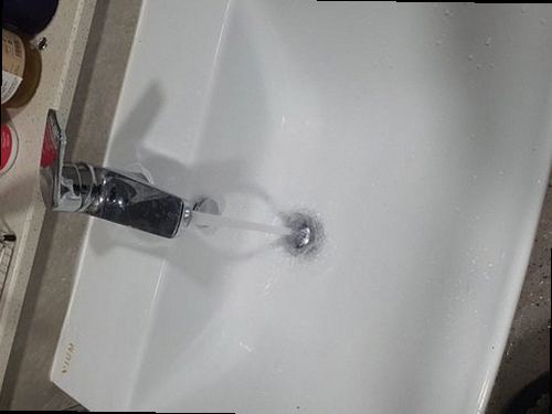 광진구 자양3동 하수구막힘 배수구 주변의 물 고임과 악취 발생 여부를 확인하는 모습
